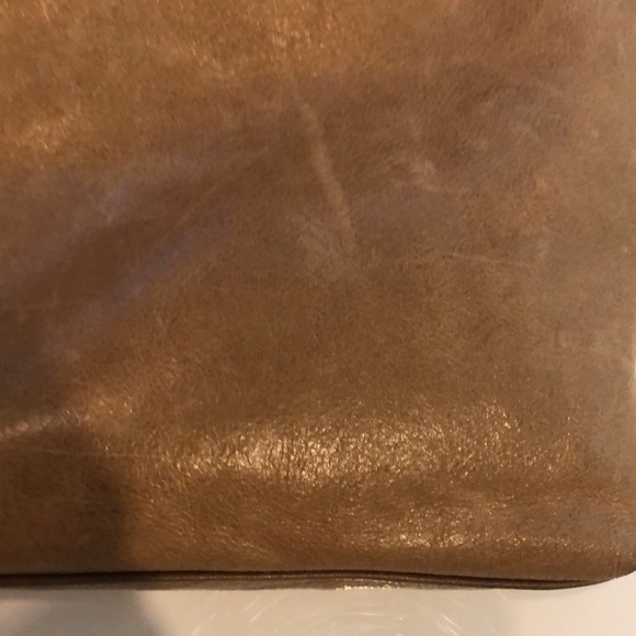 Crossbody Hobo bag in neutral leather. This bag has been well loved. - Picture 8 of 8